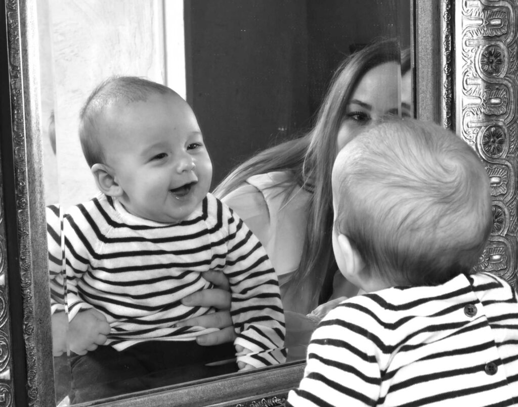 Bébé dans le miroir